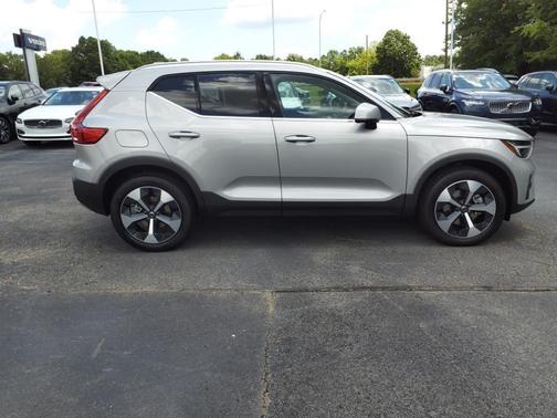 2025 Volvo XC40 B5 Plus Bright Theme