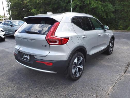 2025 Volvo XC40 B5 Plus Bright Theme
