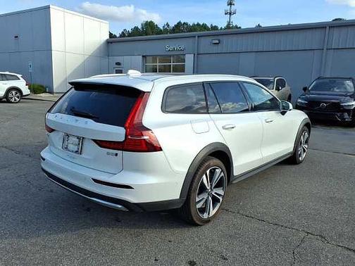 Crystal White 2023 Volvo V60 Cross Country Plus