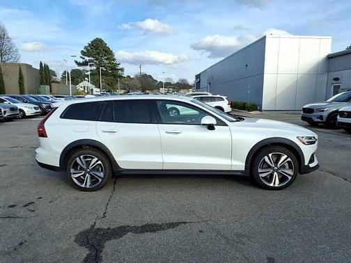 Crystal White 2023 Volvo V60 Cross Country Plus