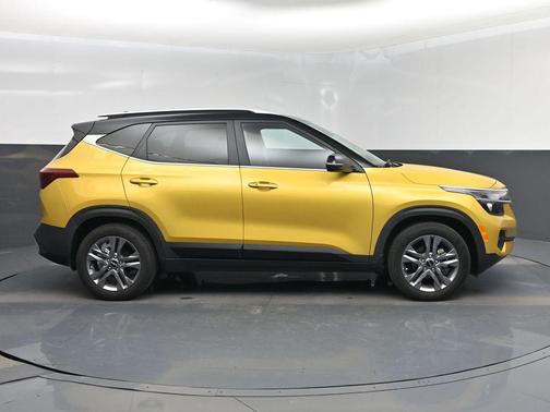 Starbright Yellow/Black Roof 2022 Kia Seltos S