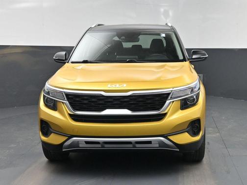 Starbright Yellow/Black Roof 2022 Kia Seltos S