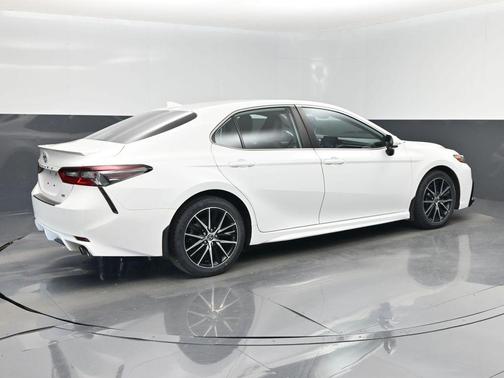 Super White 2021 Toyota Camry SE