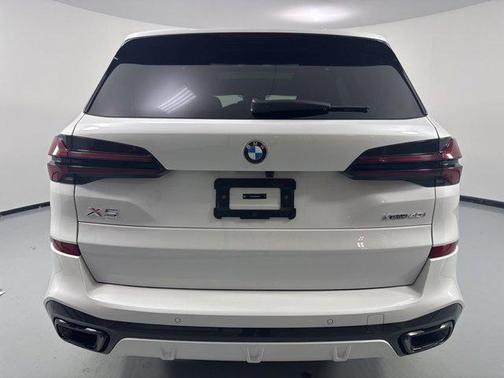 Mineral White Metallic 2026 BMW X5 xDrive40i
