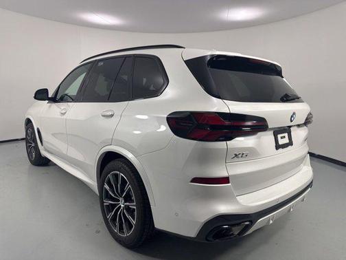 Mineral White Metallic 2026 BMW X5 xDrive40i