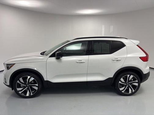 2025 Volvo XC40 B5 Plus Dark Theme