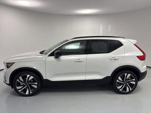 2025 Volvo XC40 B5 Plus Dark Theme