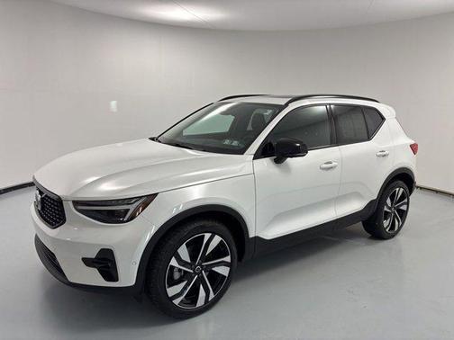 2025 Volvo XC40 B5 Plus Dark Theme