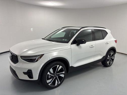 2025 Volvo XC40 B5 Plus Dark Theme