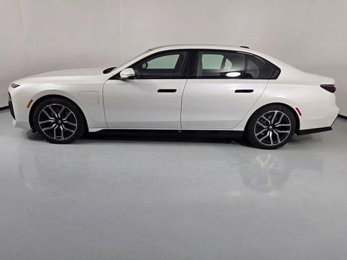 2026 BMW 750e i xDrive