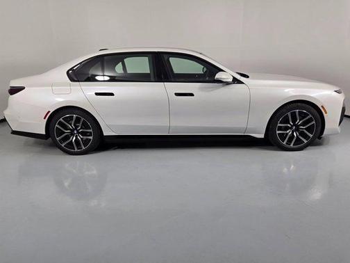 2026 BMW 750e i xDrive