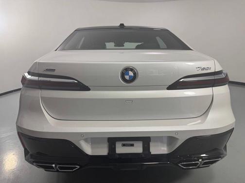 Mineral White Metallic 2023 BMW 760 i xDrive