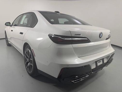 Mineral White Metallic 2023 BMW 760 i xDrive