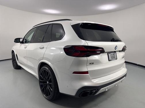 Mineral White Metallic 2026 BMW X5 M60i