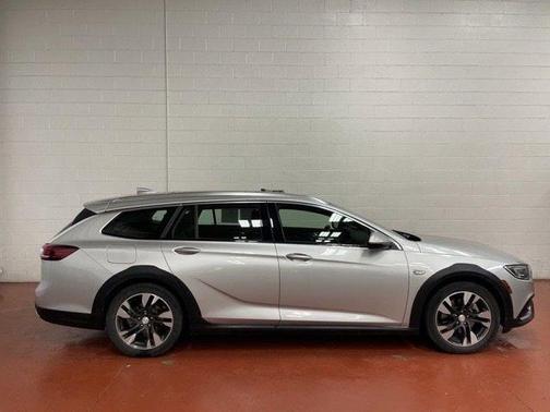 Photo 4 of 20 of 2019 Buick Regal TourX Essence