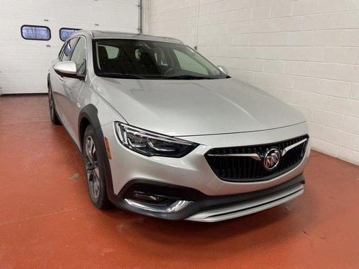 Photo 5 of 20 of 2019 Buick Regal TourX Essence