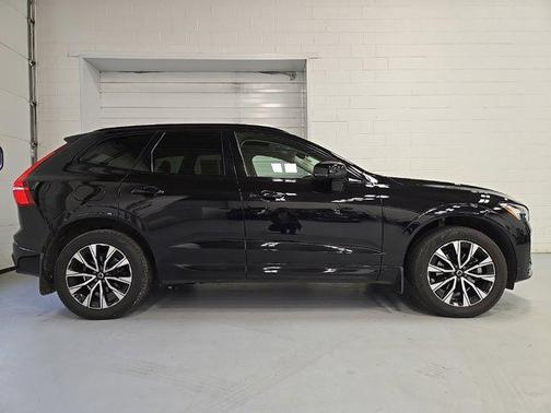 2024 Volvo XC60 B5 Core Dark Theme