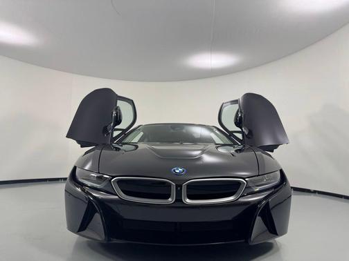 Sophisto Gray Metallic w/BMW i Frozen Blue Accent 2019 BMW i8 Base
