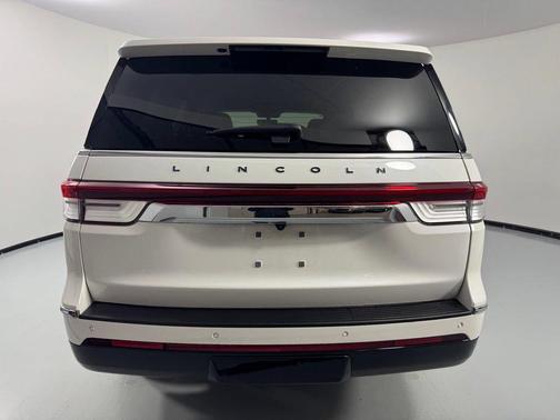 Pristine White Metallic Tri-Coat 2023 Lincoln Navigator Black Label