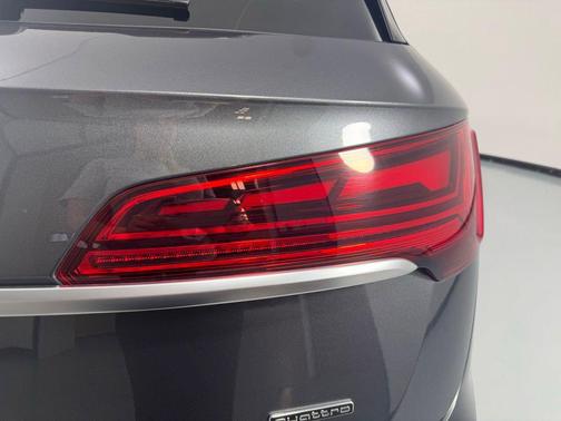 Daytona Gray Pearl Effect 2023 Audi Q5 45 S line Premium Plus