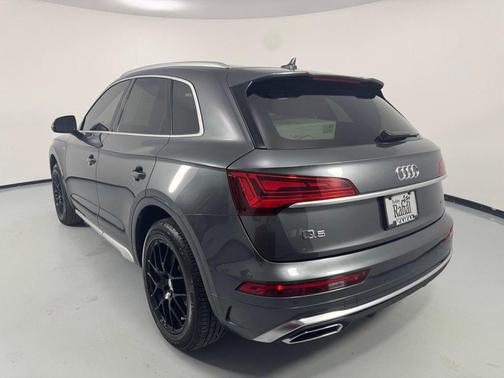 Daytona Gray Pearl Effect 2023 Audi Q5 45 S line Premium Plus