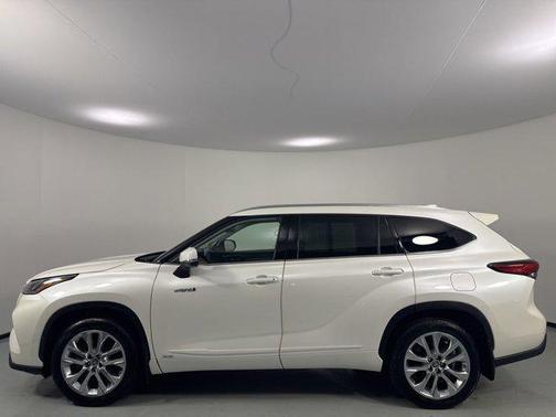 Blizzard Pearl 2021 Toyota Highlander Hybrid Limited
