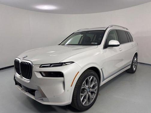 Mineral White Metallic 2026 BMW X7 xDrive40i