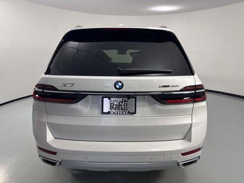 Mineral White Metallic 2026 BMW X7 xDrive40i