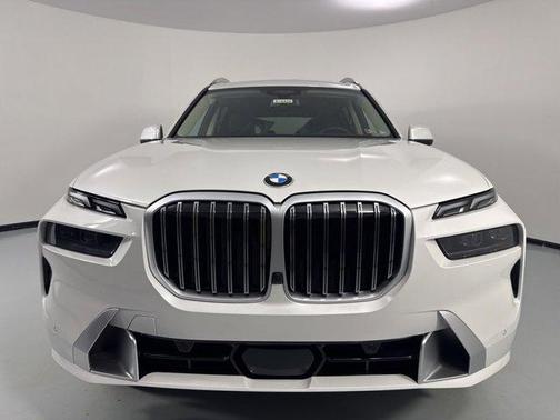 Mineral White Metallic 2026 BMW X7 xDrive40i