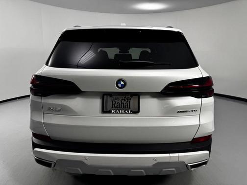 Mineral White Metallic 2026 BMW X5 xDrive40i