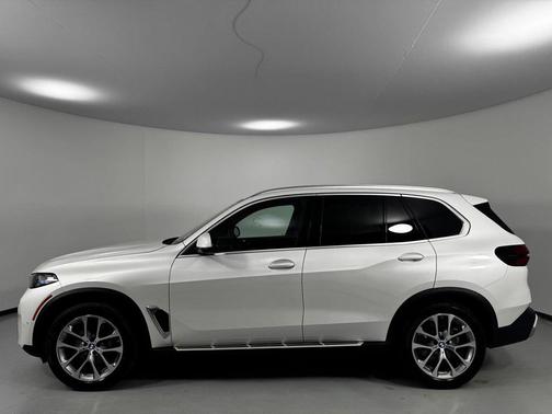 Mineral White Metallic 2026 BMW X5 xDrive40i
