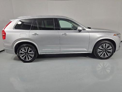 2020 Volvo XC90 T6 Momentum