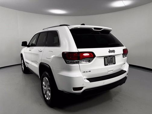 Bright White Clearcoat 2021 Jeep Grand Cherokee Laredo