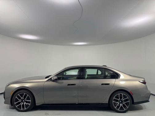 Gray Metallic 2025 BMW i7 xDrive60