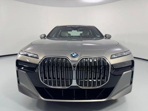 Gray Metallic 2025 BMW i7 xDrive60