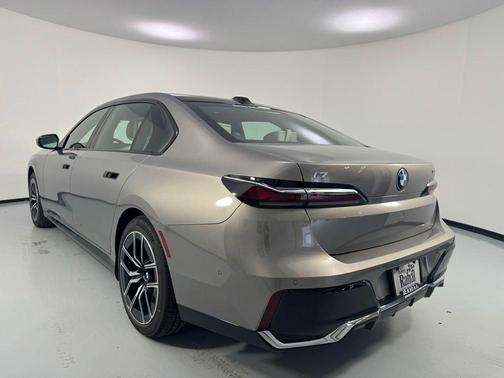 Gray Metallic 2025 BMW i7 xDrive60