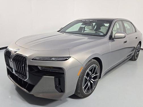 Gray Metallic 2025 BMW i7 xDrive60