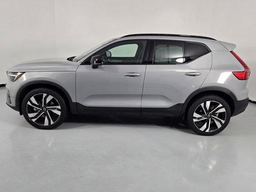 2024 Volvo XC40 B5 Ultimate Dark Theme