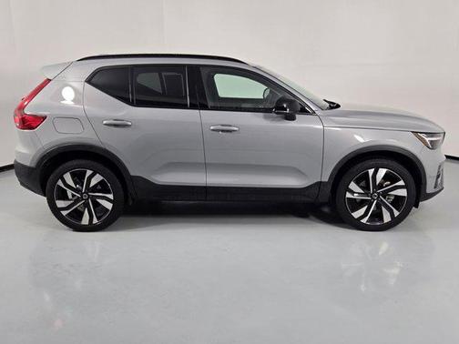 2024 Volvo XC40 B5 Ultimate Dark Theme