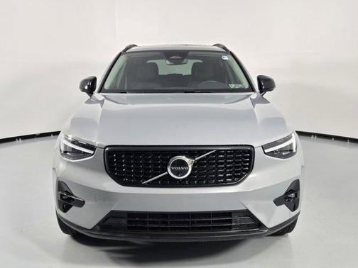 2024 Volvo XC40 B5 Ultimate Dark Theme