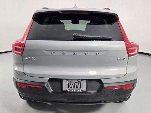 2024 Volvo XC40 B5 Ultimate Dark Theme
