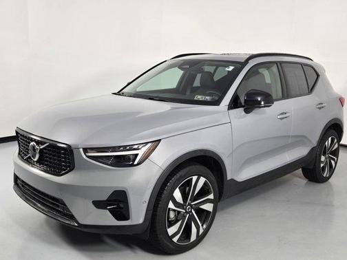 2024 Volvo XC40 B5 Ultimate Dark Theme