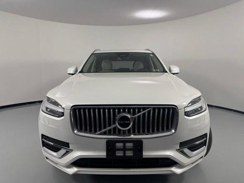 Crystal White Metallic 2023 Volvo XC90 B6 Plus 7-Seater