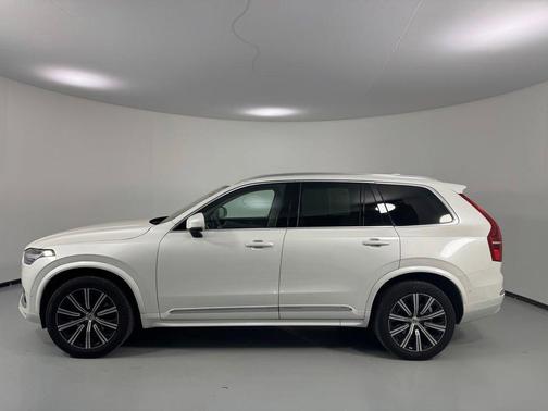 Crystal White Metallic 2023 Volvo XC90 B6 Plus 7-Seater