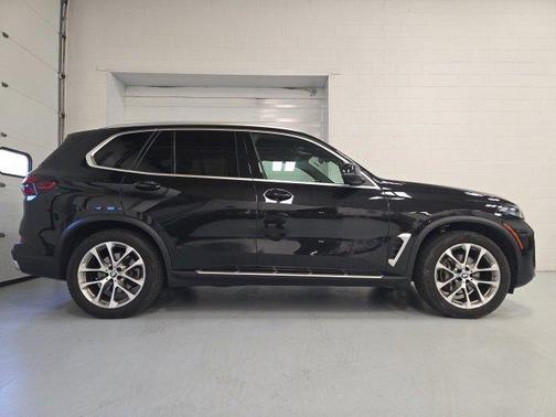 Black Sapphire Metallic 2024 BMW X5 xDrive40i