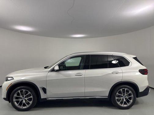 Mineral White Metallic 2026 BMW X5 xDrive40i