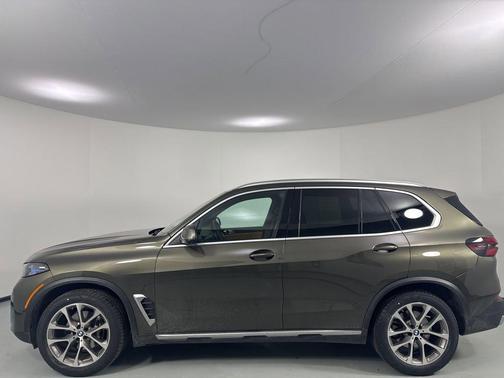 Manhattan Green Metallic 2024 BMW X5 xDrive40i