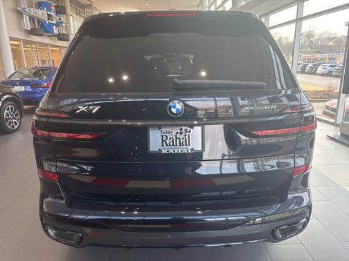 Carbon Black Metallic 2026 BMW X7 xDrive40i