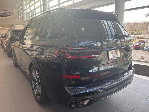 Carbon Black Metallic 2026 BMW X7 xDrive40i