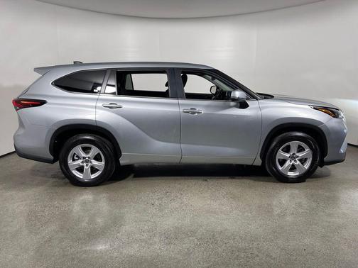2025 Toyota Highlander LE